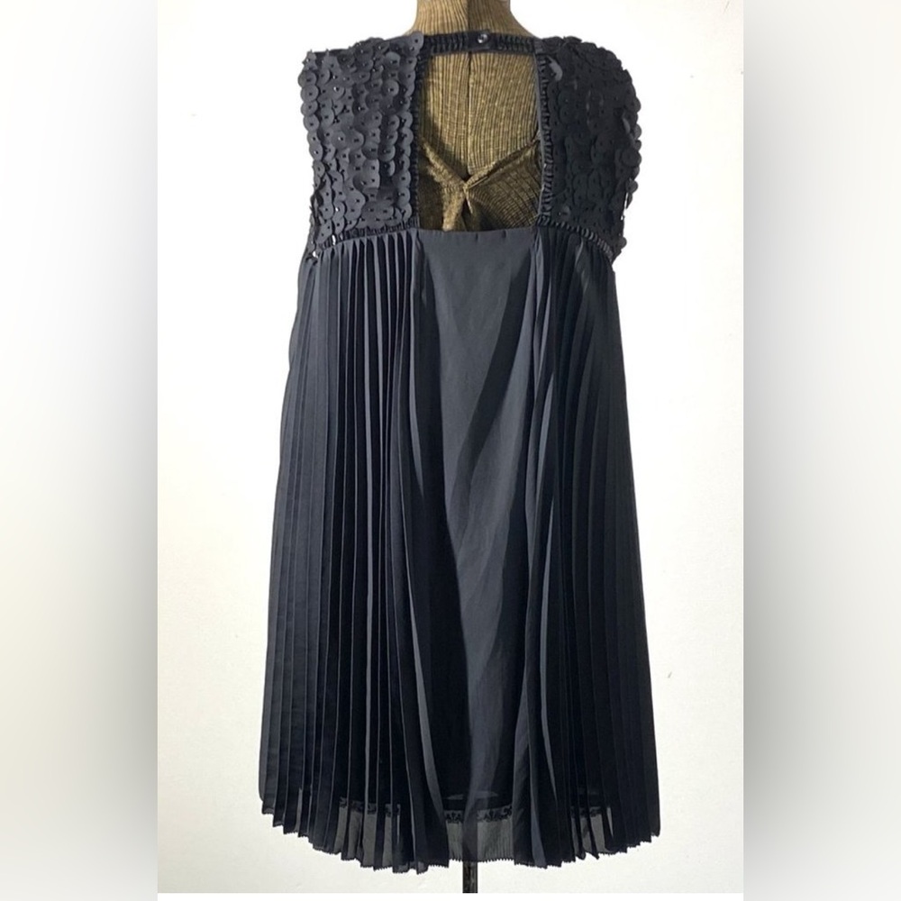 Leifsdottir sleeveless pleated dress, 2 beads need stitch (pictured) siz…